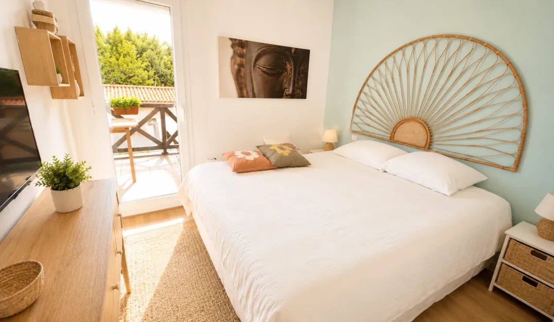 Anglet les 5 Cantons - Joli type 3 de 70 m² habitable dans résidence intimiste des années 1997, 2 terrasses ensoleillées, agréable séjour avec sa jolie cuisine équipée, cellier + place de parking