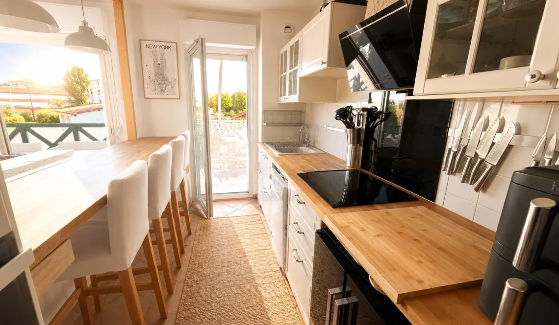 Anglet les 5 Cantons - Joli type 3 de 70 m² habitable dans résidence intimiste des années 1997, 2 terrasses ensoleillées, agréable séjour avec sa jolie cuisine équipée, cellier + place de parking