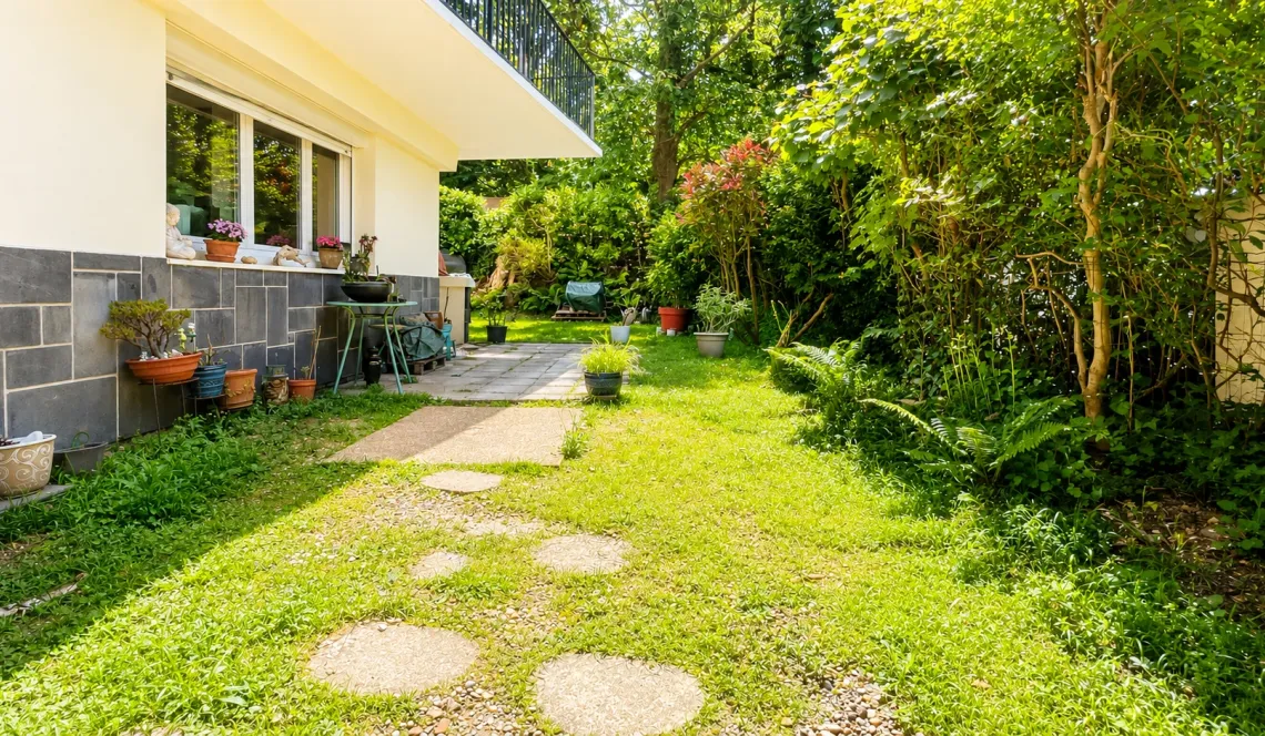 Bayonne Marracq- Adorable et grand type 2 de 60 m² habitable à l’abri des regards avec son grand +: jardin privatif de 50 m². Cave et parking aisé!