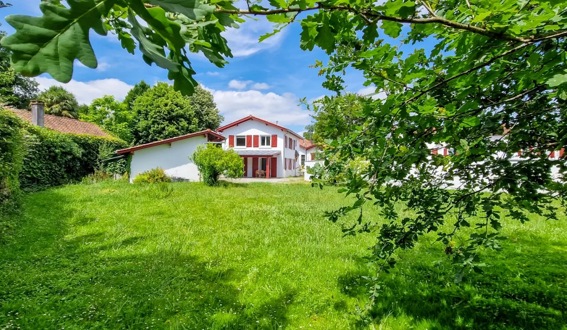 Ustaritz au coeur de ville - Maison mitoyenne entièrement rénovée de 117 m² habitable, 3 chambres sur belle parcelle de 889 m²