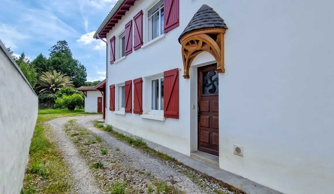 Ustaritz au coeur de ville - Maison mitoyenne entièrement rénovée de 117 m² habitable, 3 chambres sur belle parcelle de 889 m²