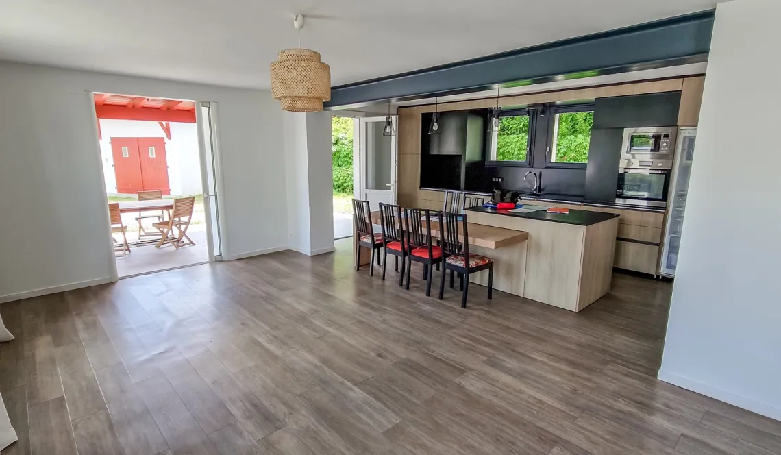 Ustaritz au coeur de ville - Maison mitoyenne entièrement rénovée de 117 m² habitable, 3 chambres sur belle parcelle de 889 m²
