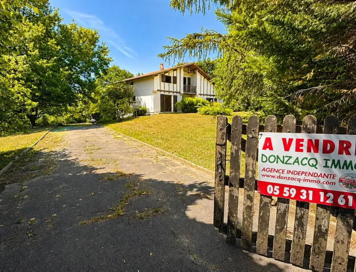 Dans un écrin de verdure sur Briscous - Belle traditionnelle de 198 m² habitable et ses 5 chambres, séjour cathédrale, garage sur parcelle de 4 000 m²