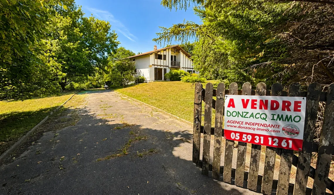 Dans un écrin de verdure sur Briscous - Belle traditionnelle de 198 m² habitable et ses 5 chambres, séjour cathédrale, garage sur parcelle de 4 000 m²