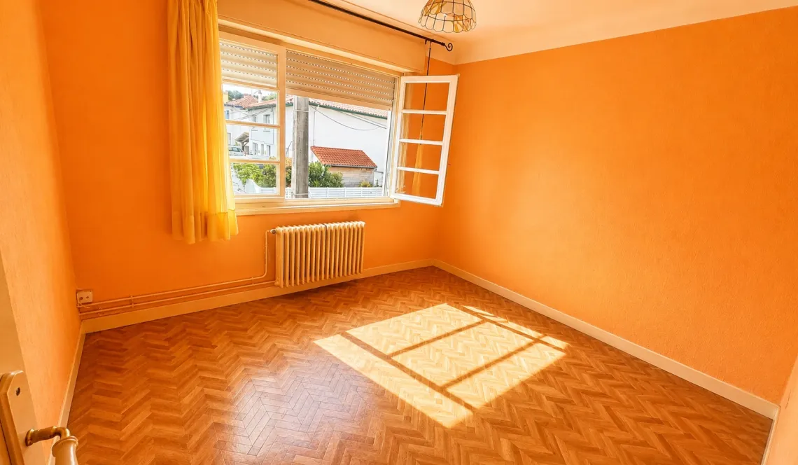 RARE sur Anglet Cantau - Maison mitoyenne des années 60 de 70 m² habitable sur parcelle de 212 m² avec 2 garages dont un attenant