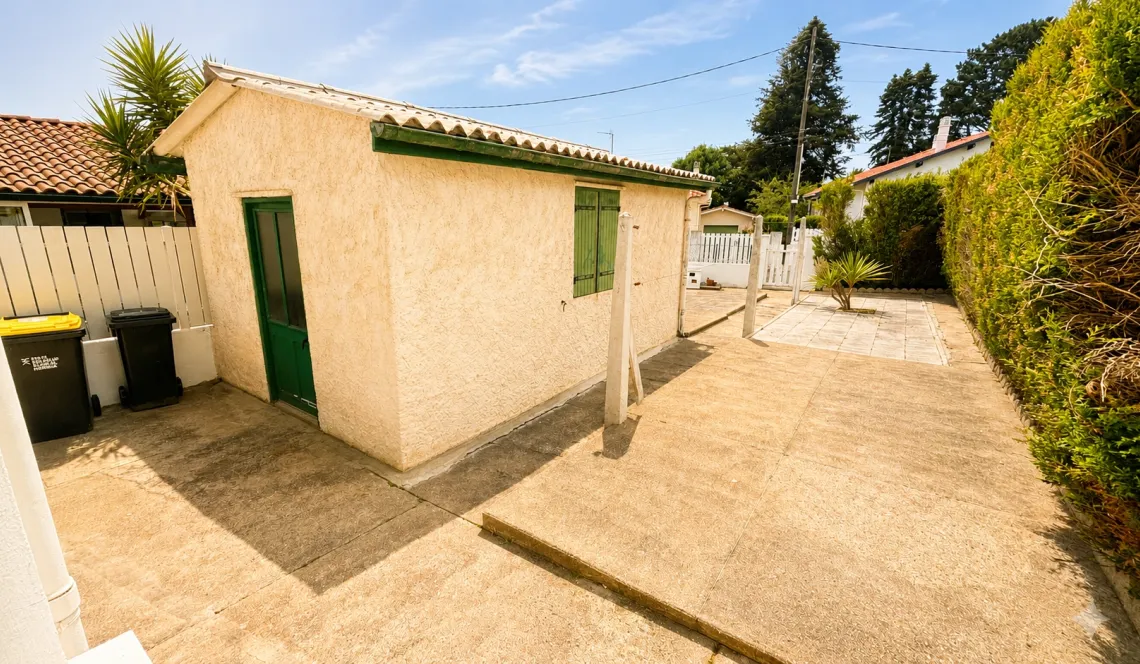 RARE sur Anglet Cantau - Maison mitoyenne des années 60 de 70 m² habitable sur parcelle de 212 m² avec 2 garages dont un attenant