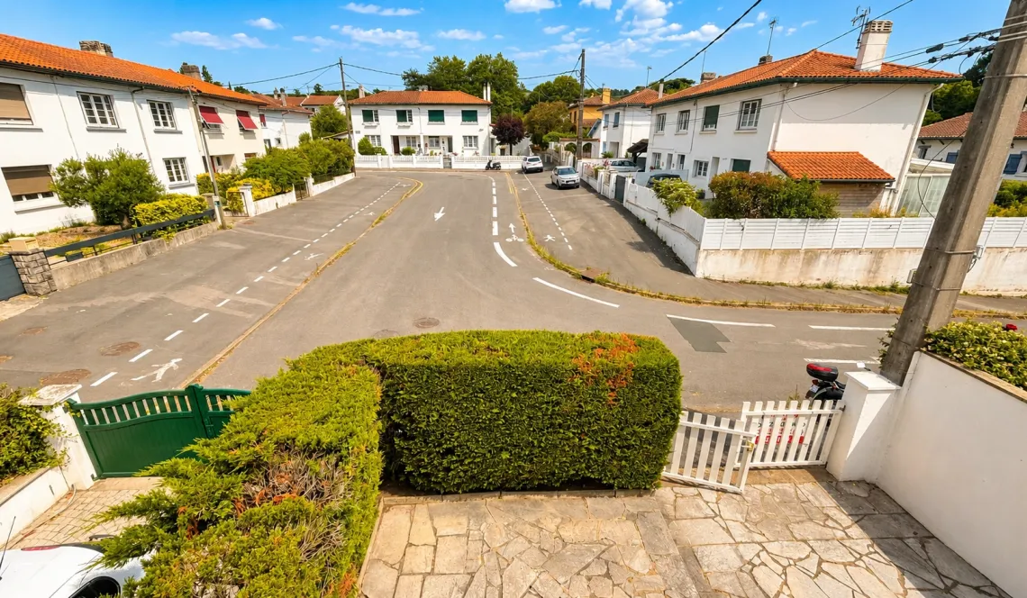 RARE sur Anglet Cantau - Maison mitoyenne des années 60 de 70 m² habitable sur parcelle de 212 m² avec 2 garages dont un attenant