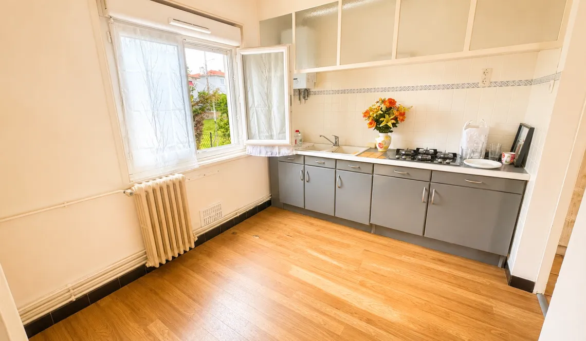 RARE sur Anglet Cantau - Maison mitoyenne des années 60 de 70 m² habitable sur parcelle de 212 m² avec 2 garages dont un attenant