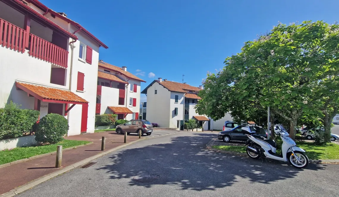 RARE sur Bidart - Type 2 de 28 m² habitable et sa terrasse et jardin privatif, vue splendide sur les montagnes