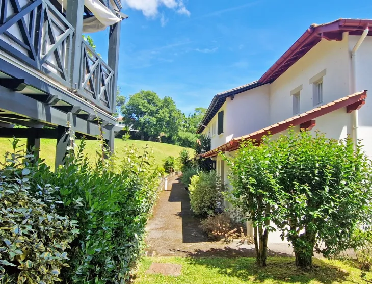 Dans jolie résidence arborée et calme à  Boucau - Appartement lumineux exposée sud-ouest de 36 m² type F2 avec place de parking privative + cave