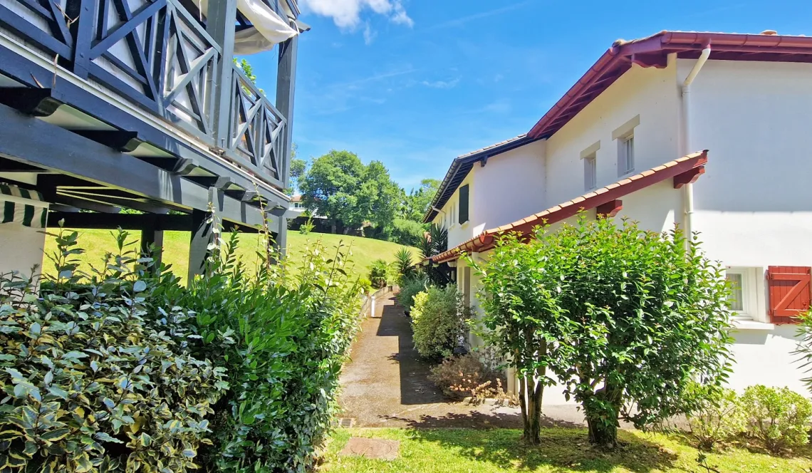 Dans jolie résidence arborée et calme à Boucau - Appartement lumineux exposée sud-ouest de 36 m² type F2 avec place de parking privative + cave