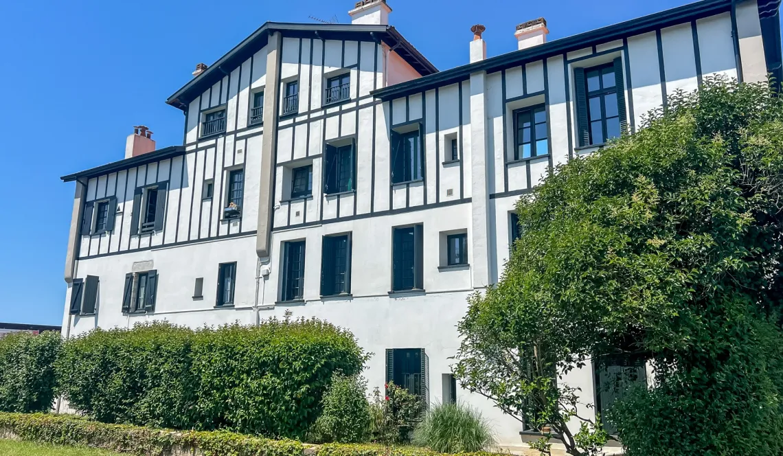Rare Bayonne Marracq- Appartement T4 de caractère dans une belle villa des années 30 avec parking privatif et grand cellier