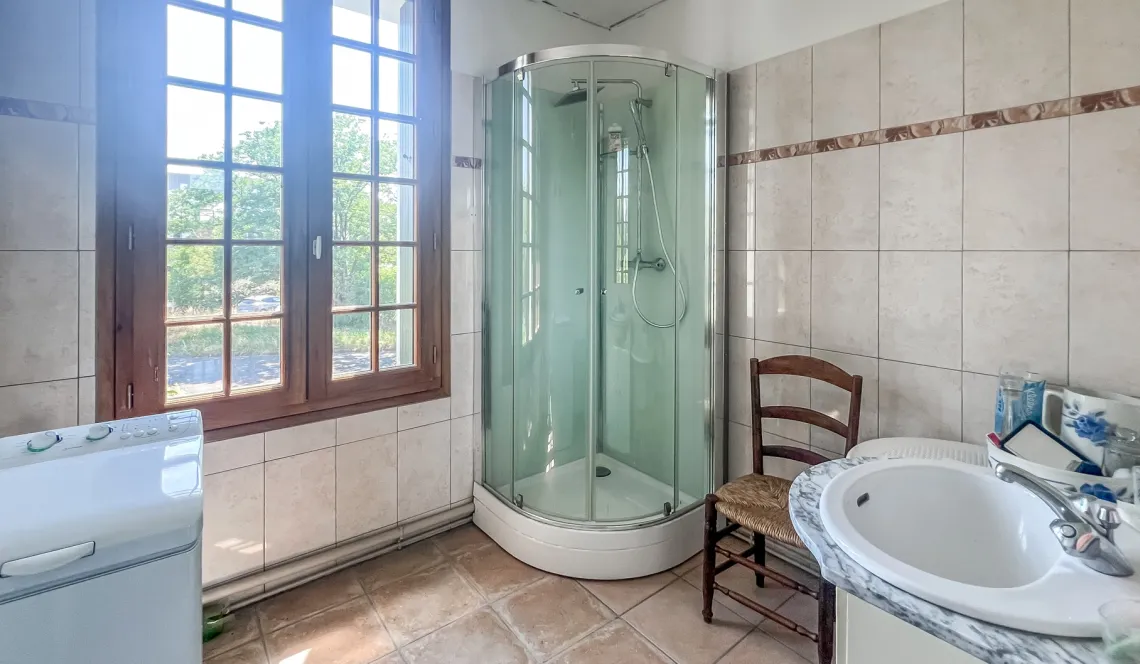 Rare Bayonne Marracq- Appartement T4 de caractère dans une belle villa des années 30 avec parking privatif et grand cellier