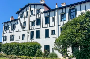 Rare Bayonne Marracq- Appartement T4 de caractère dans une belle villa des années 30 avec parking privatif et grand cellier
