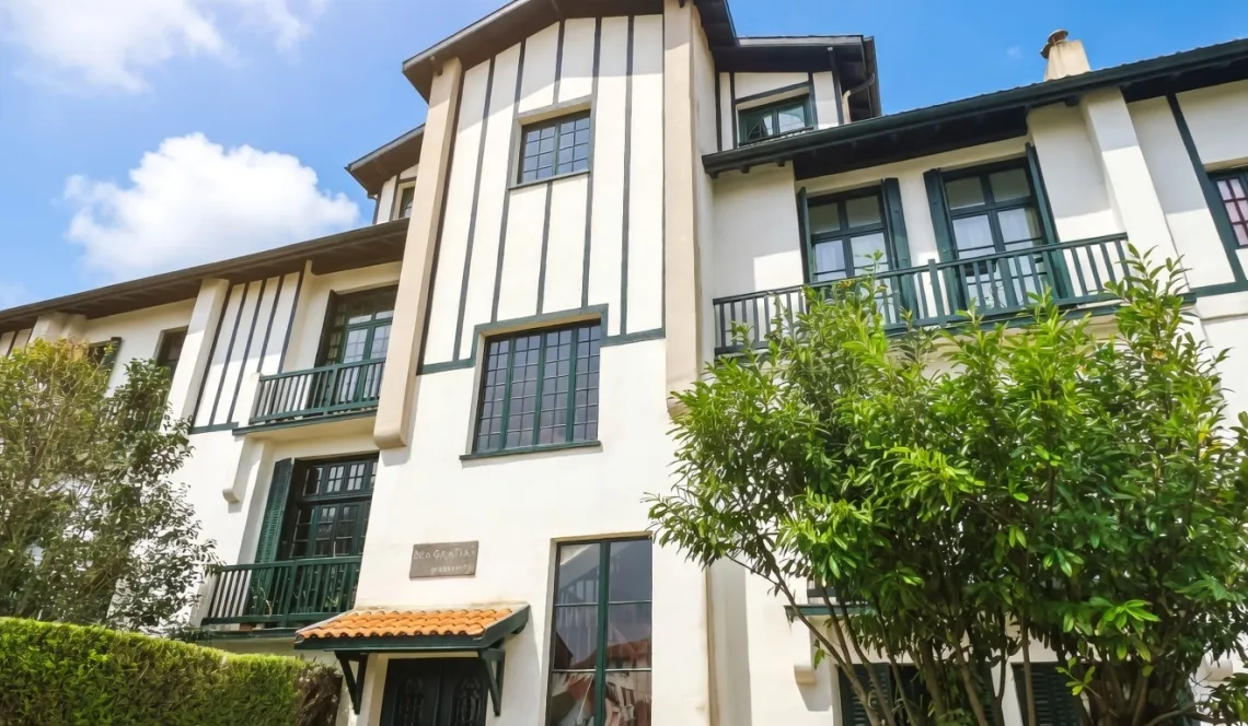Rare Bayonne Marracq- Appartement T3/4 de caractère avec jardin privatif de 60 m² dans une maison de Maître avec place de parking dans la résidence