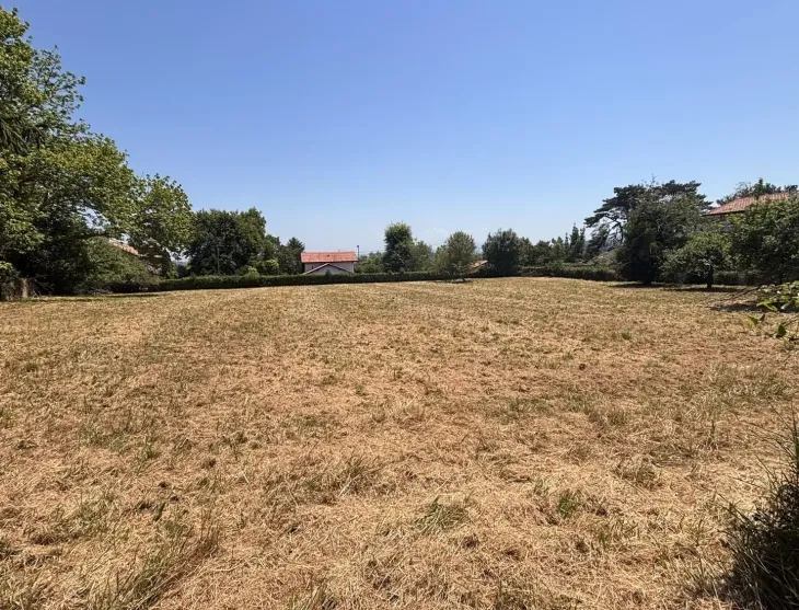 Rare sur Bassussarry - Parcelle à bâtir plate à viabiliser de 2 531m² plein sud avec vue sur les montagnes pour un projet hors du commun