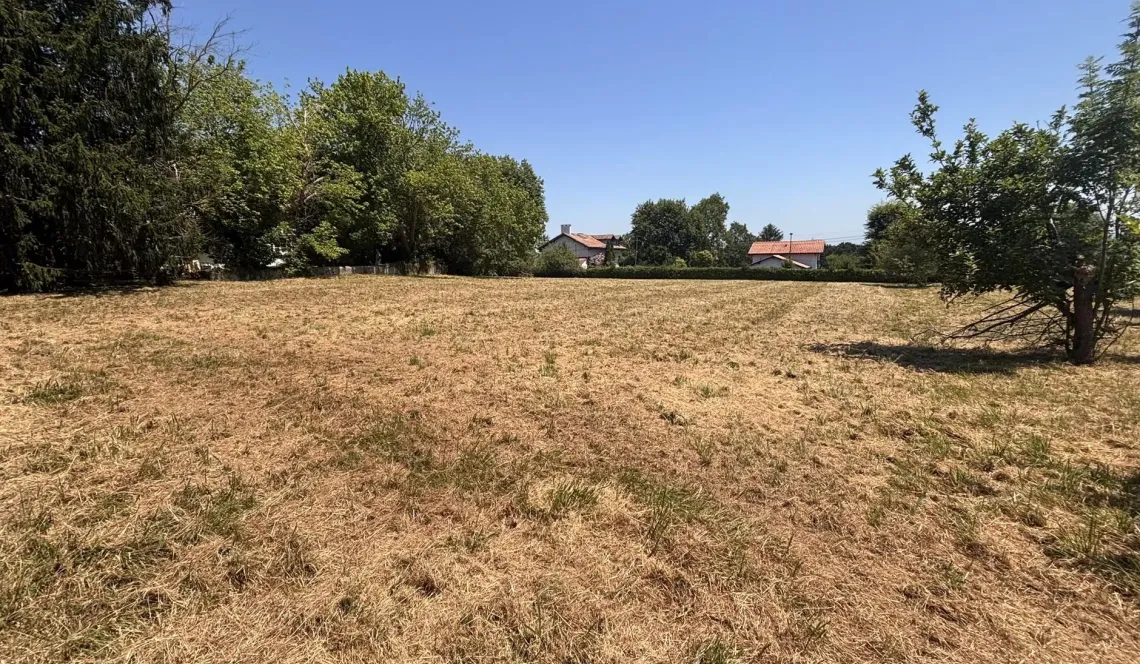 Rare sur Bassussarry - Parcelle à bâtir plate à viabiliser de 2 531m² plein sud avec vue sur les montagnes pour un projet hors du commun