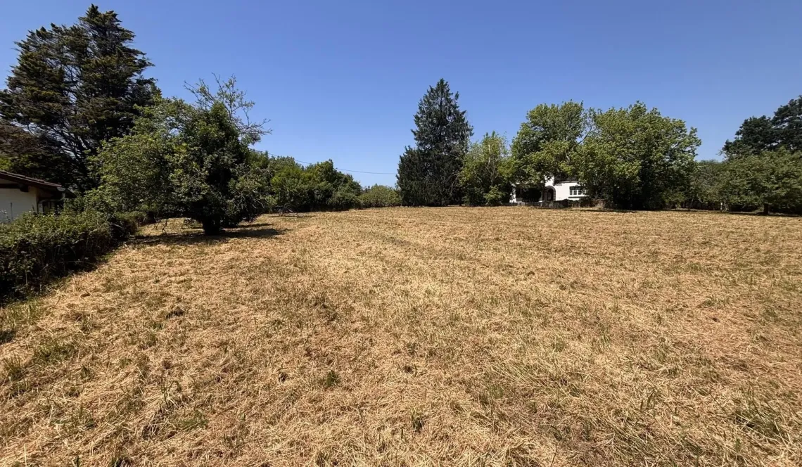 Rare sur Bassussarry - Parcelle à bâtir plate à viabiliser de 2 531m² plein sud avec vue sur les montagnes pour un projet hors du commun
