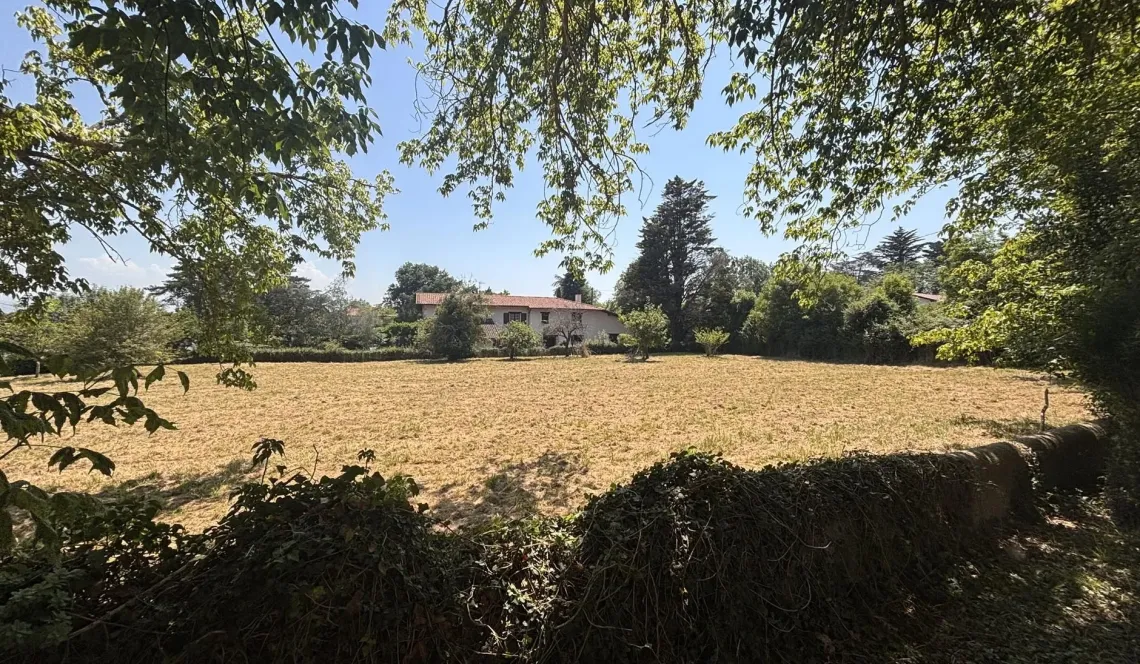 Rare sur Bassussarry - Parcelle à bâtir plate à viabiliser de 2 531m² plein sud avec vue sur les montagnes pour un projet hors du commun