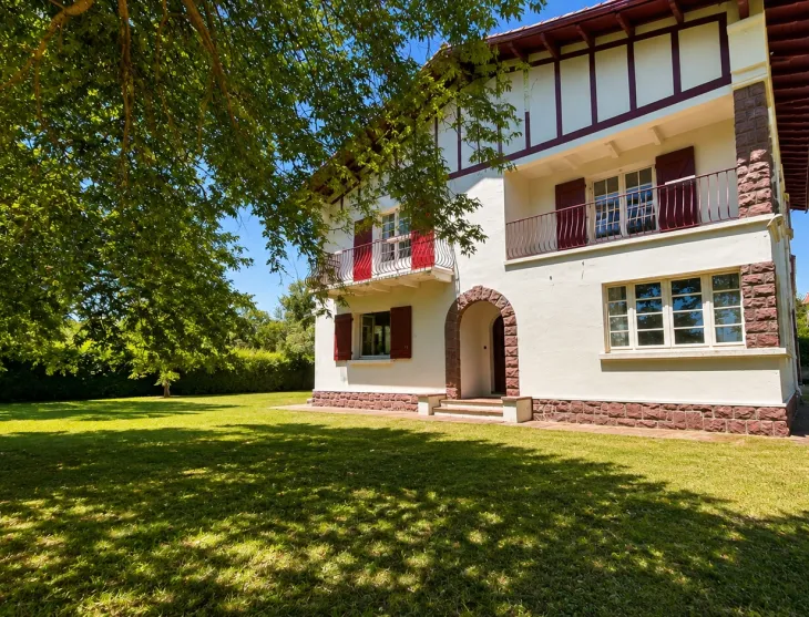 RARE sur Bassussarry - Propriété d’Exception de 260 m² habitable en deux parties, 172 m² d’un côté et 88 m² de l’autre, garage au milieu sur 3239 m² de terrain 