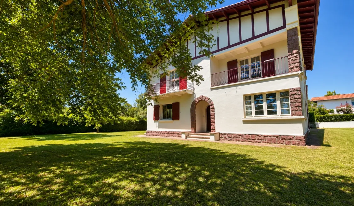 RARE sur Bassussarry - Propriété d’Exception de 260 m² habitable en deux parties, 172 m² d’un côté et 88 m² de l’autre, garage au milieu sur 3239 m² de terrain 