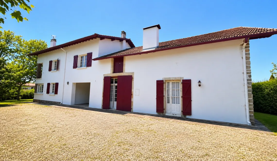 RARE sur Bassussarry - Propriété d’Exception de 260 m² habitable en deux parties, 172 m² d’un côté et 88 m² de l’autre, garage au milieu sur 3239 m² de terrain 
