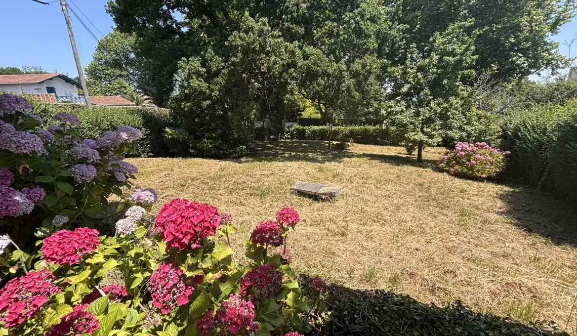 RARE sur Bassussarry - Propriété d’Exception de 260 m² habitable en deux parties, 172 m² d’un côté et 88 m² de l’autre, garage au milieu sur 3239 m² de terrain 
