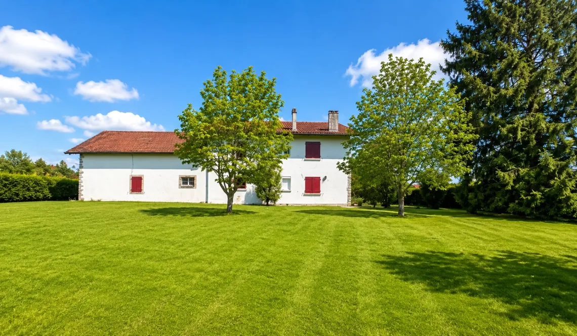 RARE sur Bassussarry - Propriété d’Exception de 260 m² habitable en deux parties, 172 m² d’un côté et 88 m² de l’autre, garage au milieu sur 3239 m² de terrain 