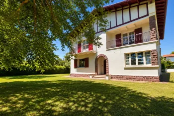 RARE sur Bassussarry - Propriété d’Exception de 260 m² habitable en deux parties, 172 m² d’un côté et 88 m² de l’autre, garage au milieu sur 3239 m² de terrain 