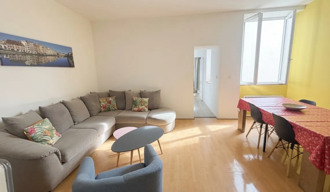 A vendre Bayonne-Joli T3 de 54 m² habitable dans le quartier recherché de Saint Esprit avec un spacieux séjour et 2 chambres avec placards