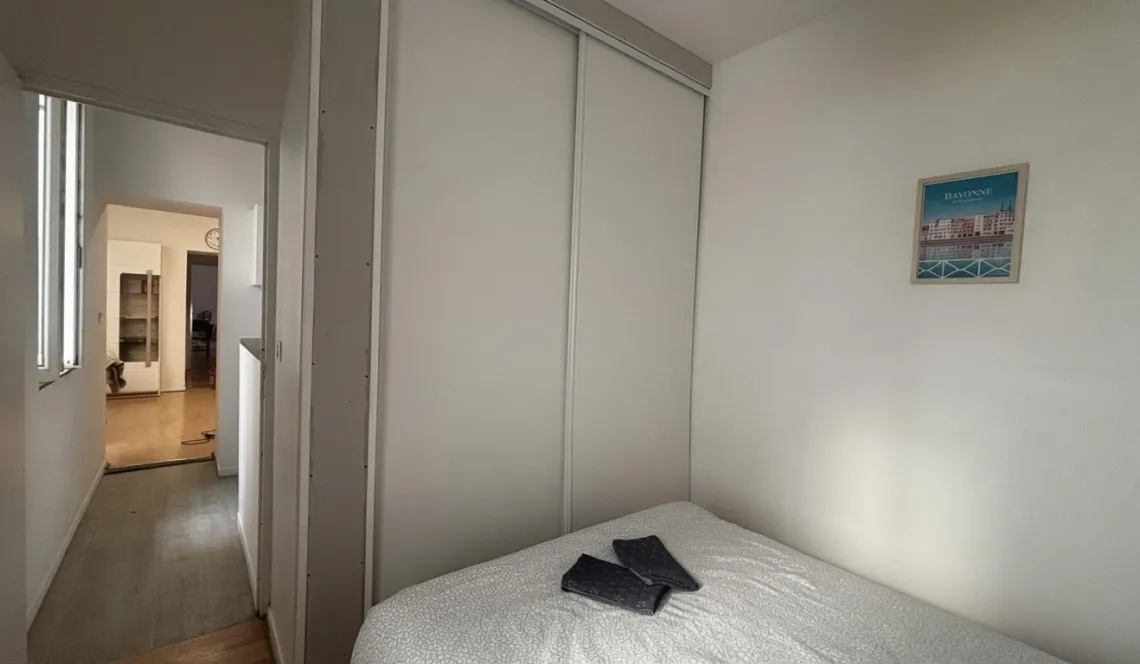 A vendre Bayonne-Joli T3 de 54 m² habitable dans le quartier recherché de Saint Esprit avec un spacieux séjour et 2 chambres avec placards