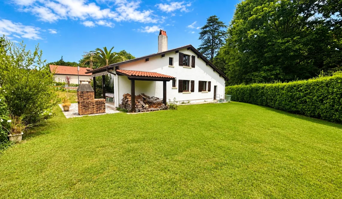 A deux pas du centre d’Anglet - Maison traditionnelle des années 1984 de 139 m² habitable, 4 chambres dont deux en rdc sur belle parcelle de 920 m²