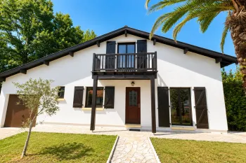 A deux pas du centre d’Anglet - Maison traditionnelle des années 1984 de 139 m² habitable, 4 chambres dont deux en rdc sur belle parcelle de 920 m²