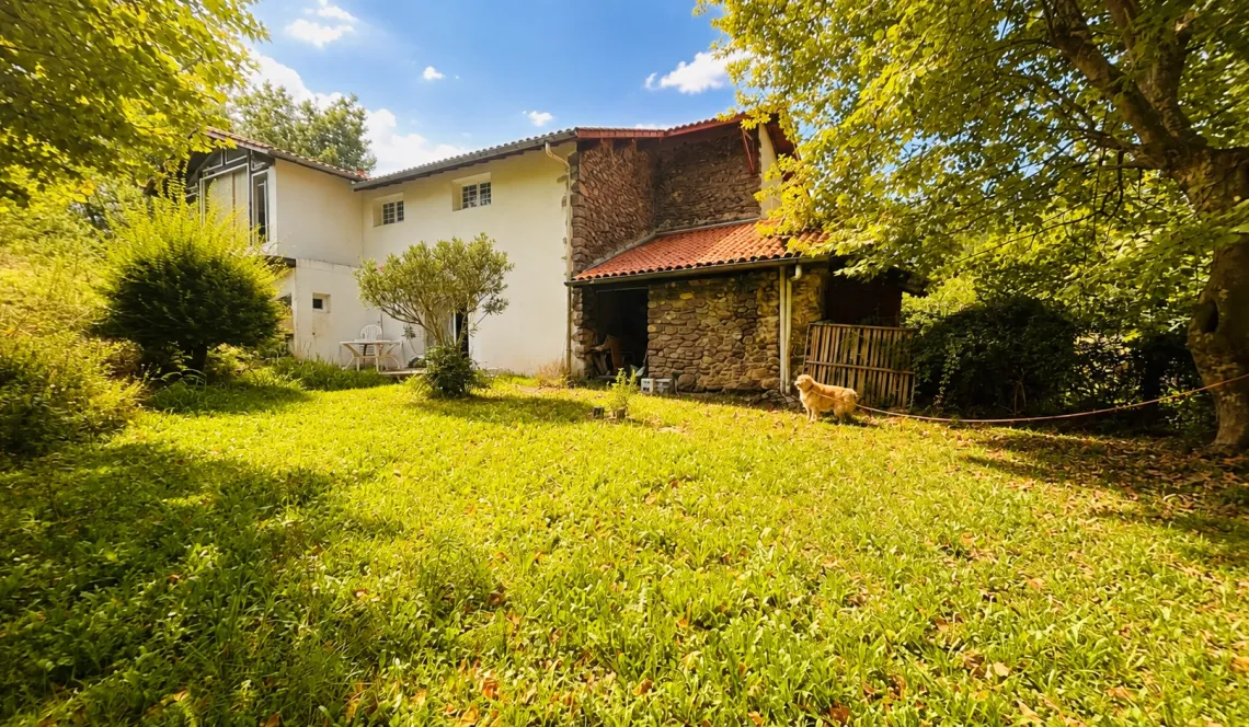 Louhossoa Coeur du Pays Basque - Spacieux T4 de 120 m² dans petite coproprié de 2 lots, avec jardin privatif + terrasse de 200 m², 3 chambres dont une avec dressing attenant