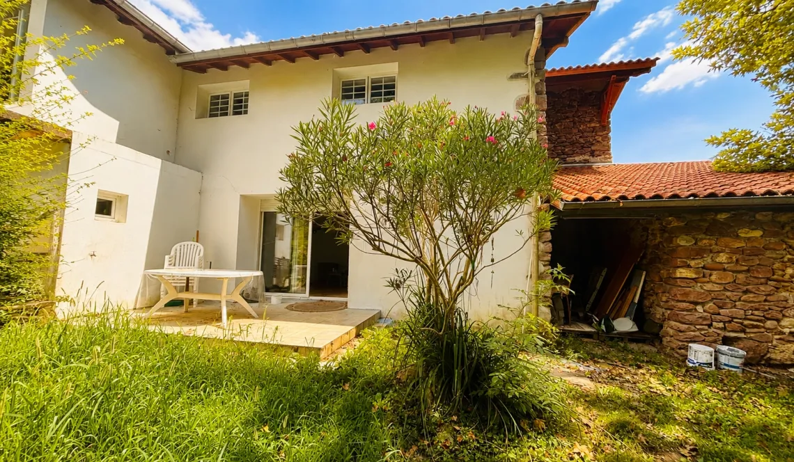 Louhossoa Coeur du Pays Basque - Charme de l’ancien pour cette maison mitoyenne type 4 de 117 m² habitable, jardin privatif de 200 m² environ + terrasse.