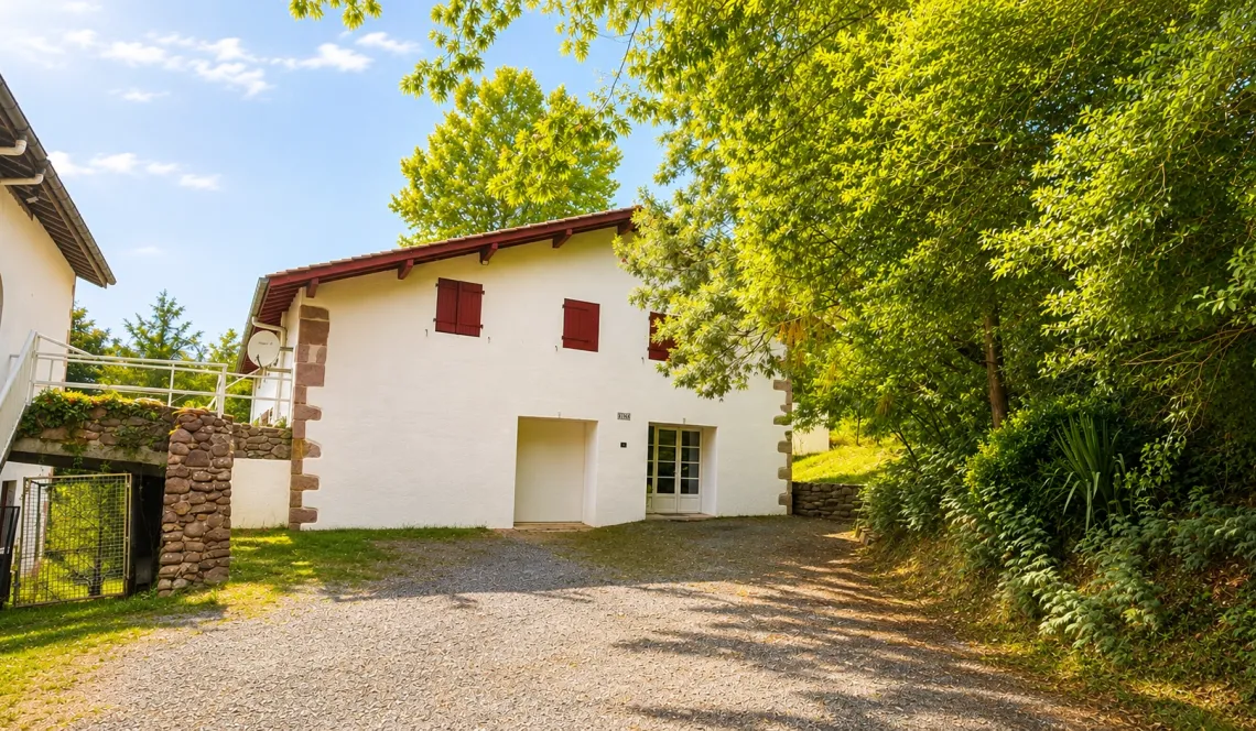 Louhossoa Coeur du Pays Basque - Spacieux T4 de 120 m² dans petite coproprié de 2 lots, avec jardin privatif + terrasse de 200 m², 3 chambres dont une avec dressing attenant