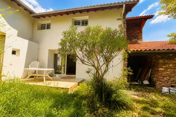 Louhossoa Coeur du Pays Basque - Charme de l’ancien pour cette maison mitoyenne type 4 de 117 m² habitable, jardin privatif de 200 m² environ + terrasse.