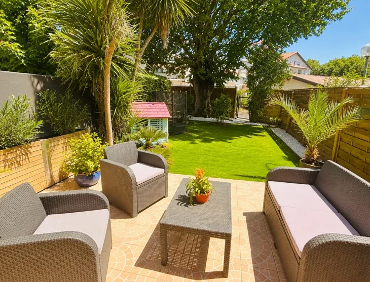 Anglet Montaury - Adorable maison mitoyenne sur deux niveaux de 75 m² H, pièce de vie de 22 m² + cuisine équipée, 3 chambres à l’étage. Joli extérieur sud de 70 m² + place de parking