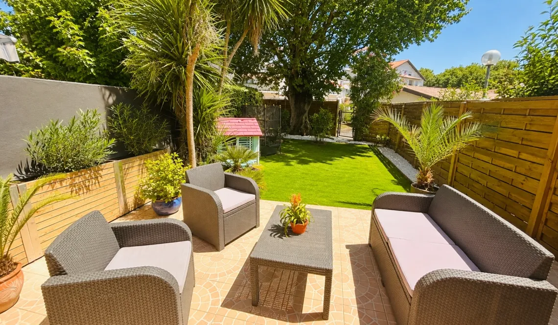 Anglet Montaury - Adorable maison mitoyenne sur deux niveaux de 75 m² H, pièce de vie de 22 m² + cuisine équipée, 3 chambres à l’étage. Joli extérieur sud de 70 m² + place de parking