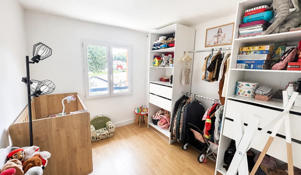 Anglet Montaury - Adorable maison mitoyenne sur deux niveaux de 75 m² H, pièce de vie de 22 m² + cuisine équipée, 3 chambres à l’étage. Joli extérieur sud de 70 m² + place de parking