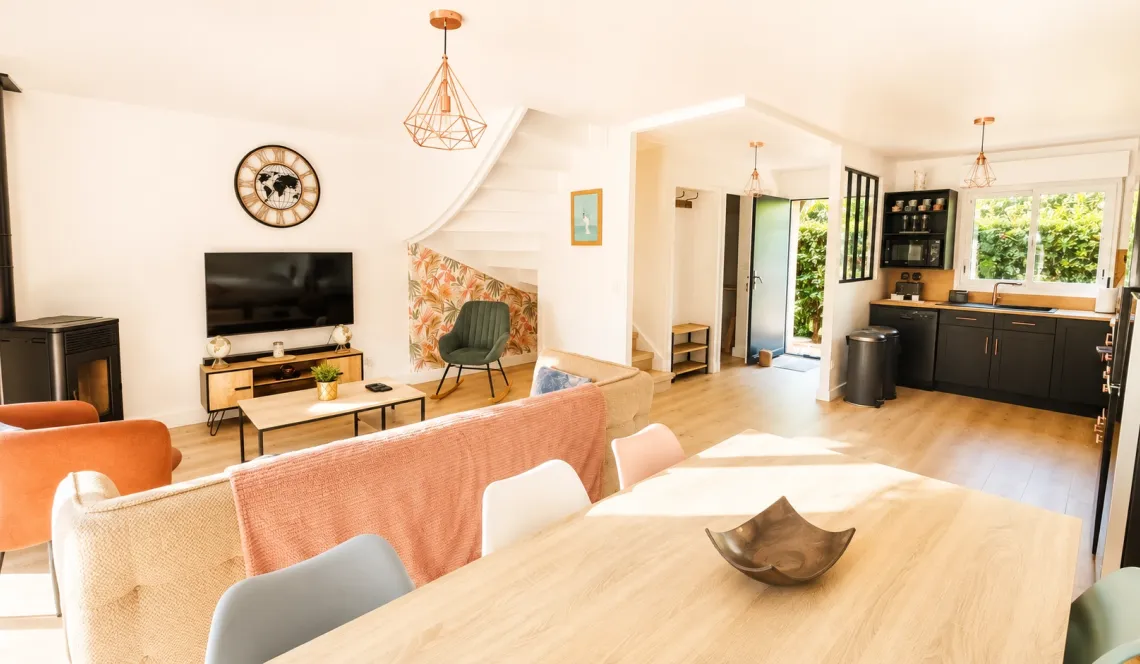 Anglet Montaury - Adorable maison mitoyenne sur deux niveaux de 75 m² H, pièce de vie de 22 m² + cuisine équipée, 3 chambres à l’étage. Joli extérieur sud de 70 m² + place de parking
