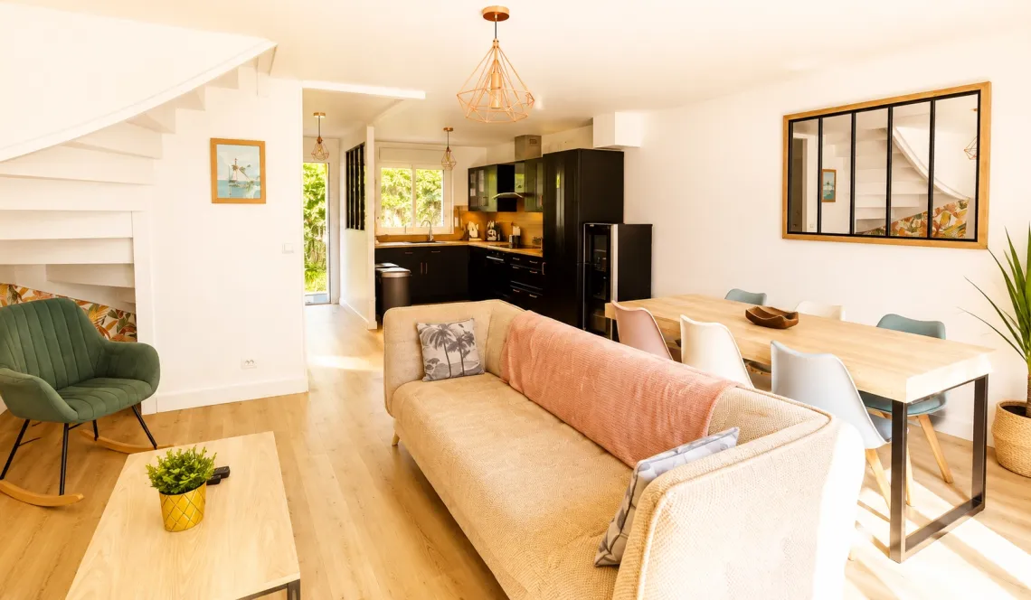 Anglet Montaury - Adorable maison mitoyenne sur deux niveaux de 75 m² H, pièce de vie de 22 m² + cuisine équipée, 3 chambres à l’étage. Joli extérieur sud de 70 m² + place de parking