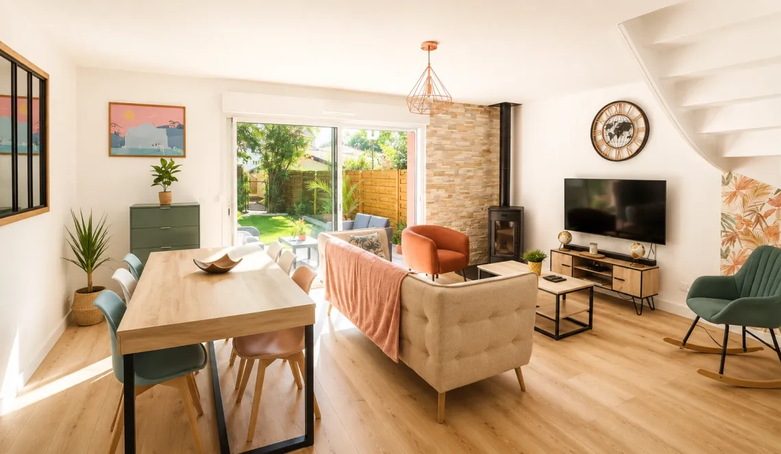Anglet Montaury - Adorable maison mitoyenne sur deux niveaux de 75 m² H, pièce de vie de 22 m² + cuisine équipée, 3 chambres à l’étage. Joli extérieur sud de 70 m² + place de parking