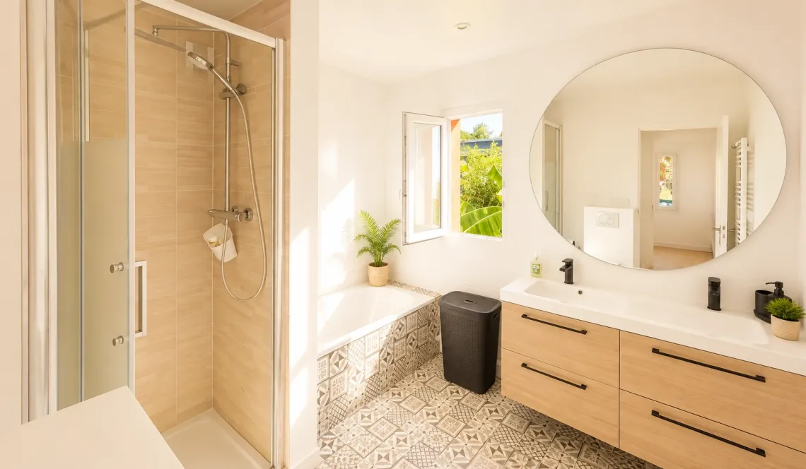 Anglet Montaury - Adorable maison mitoyenne sur deux niveaux de 75 m² H, pièce de vie de 22 m² + cuisine équipée, 3 chambres à l’étage. Joli extérieur sud de 70 m² + place de parking