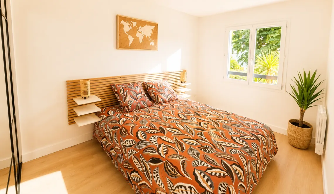 Anglet Montaury - Adorable maison mitoyenne sur deux niveaux de 75 m² H, pièce de vie de 22 m² + cuisine équipée, 3 chambres à l’étage. Joli extérieur sud de 70 m² + place de parking