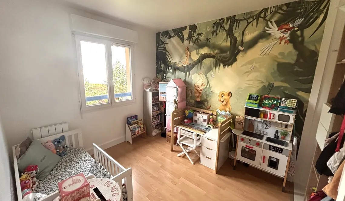 Anglet Montaury - Adorable maison mitoyenne sur deux niveaux de 75 m² H, pièce de vie de 22 m² + cuisine équipée, 3 chambres à l’étage. Joli extérieur sud de 70 m² + place de parking