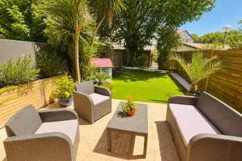 Anglet Montaury - Adorable maison mitoyenne sur deux niveaux de 75 m² H, pièce de vie de 22 m² + cuisine équipée, 3 chambres à l’étage. Joli extérieur sud de 70 m² + place de parking