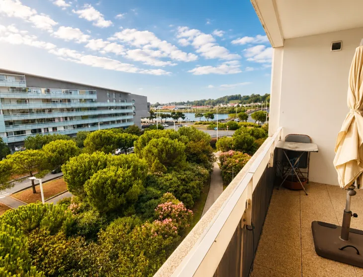 Bayonne Rivadour - Etage élevé pour ce spacieux type 2 de 53 m² habitable, pièce de vie de 30 m² sur terrasse au sud-ouest de 7 m², grande chambre séparée. Parking en sous-sol!