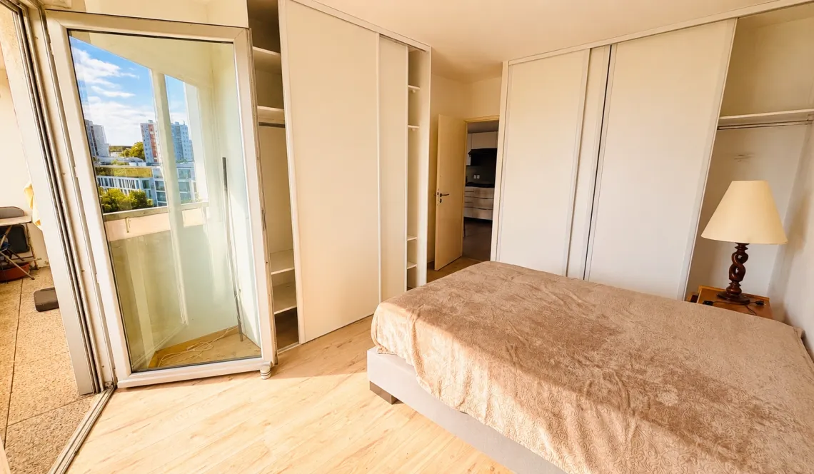 Bayonne Marinadour - Etage élevé pour ce spacieux type 2 de 53 m² habitable, pièce de vie de 30 m² sur terrasse au sud-ouest de 7 m², grande chambre séparée. Parking en sous-sol!