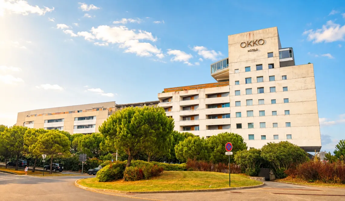 Bayonne Marinadour - Etage élevé pour ce spacieux type 2 de 53 m² habitable, pièce de vie de 30 m² sur terrasse au sud-ouest de 7 m², grande chambre séparée. Parking en sous-sol!